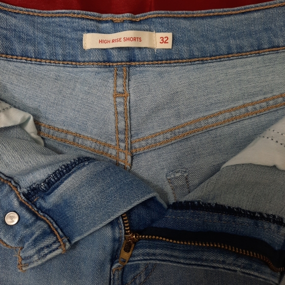 Levi's High Rise Cut-Off Shorts Light Wash Size 32/14 - Picture 7 of 8